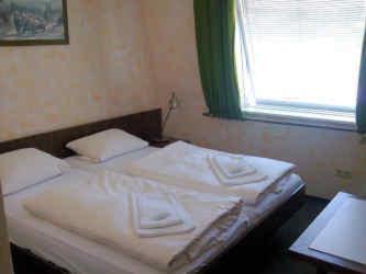 Onkel Tom'S Huette Hotel Gottingen Room photo