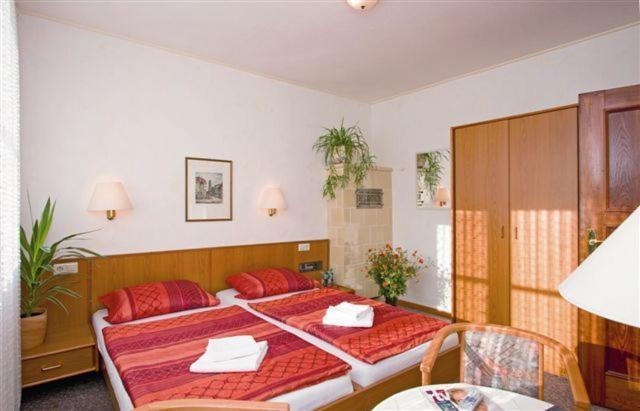 Onkel Tom'S Huette Hotel Gottingen Room photo