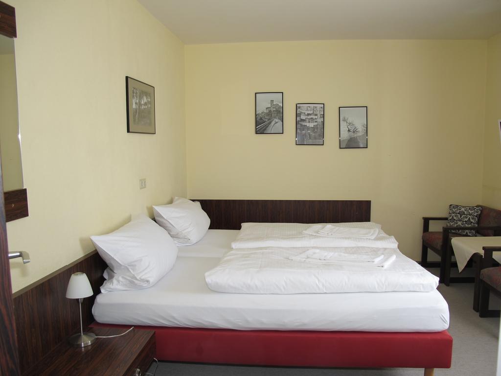 Onkel Tom'S Huette Hotel Gottingen Exterior photo
